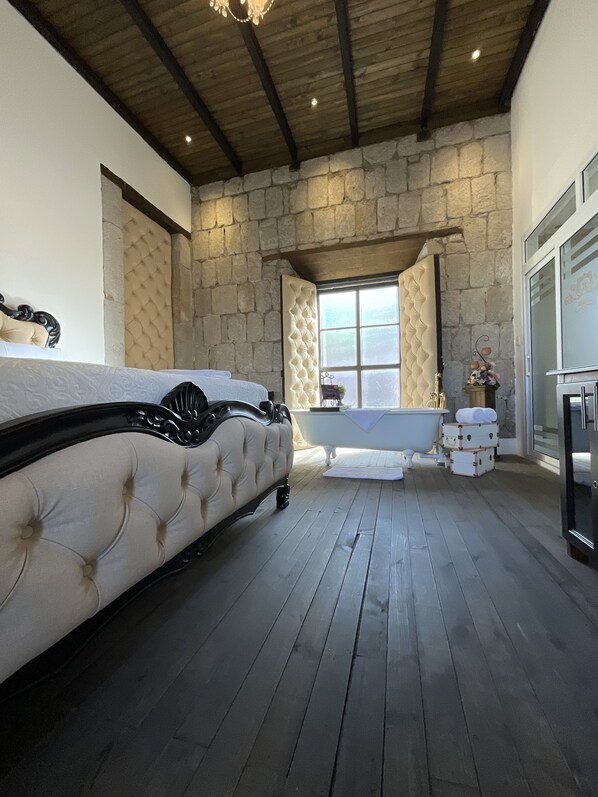 Presidentiële studio suite, 1 slaapkamer | Badkamer | Een douche, een regendouche, een haardroger, vloerverwarming