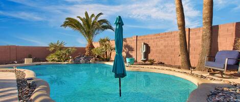 Piscine extérieure, piscine chauffée, parasols