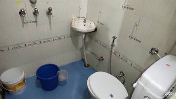 Douche, sèche-cheveux, serviettes fournies, savon