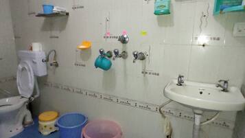 Douche, sèche-cheveux, serviettes fournies, savon