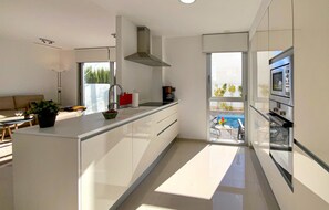 Réfrigérateur, four, plaque de cuisson, lave-vaisselle