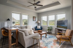 Smart TV, books, stereo, offices