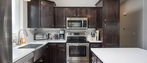 Geladeira, micro-ondas, fogão, cooktop