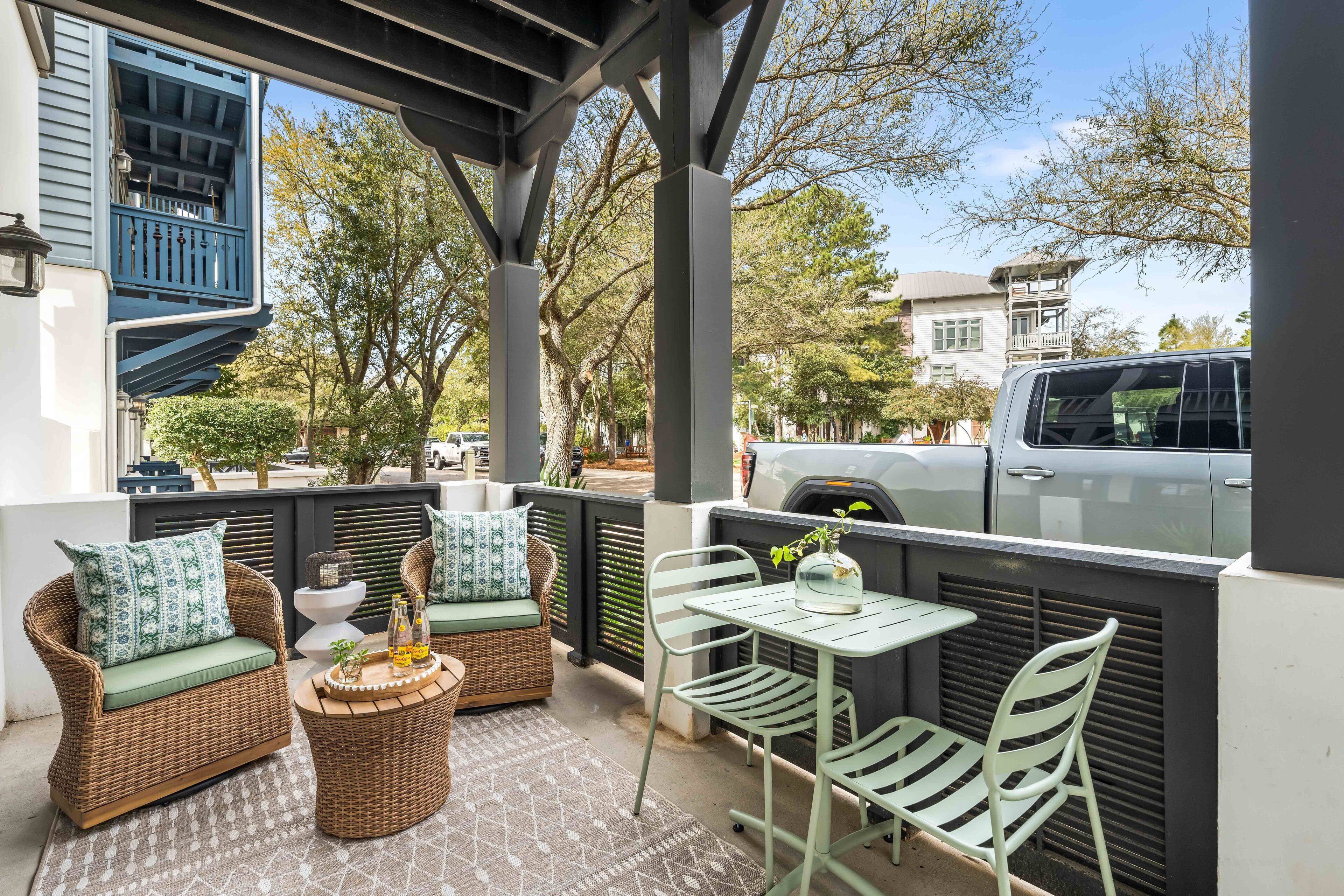 Flat and Happy - Ground floor unit overlooking St. Augustine Green