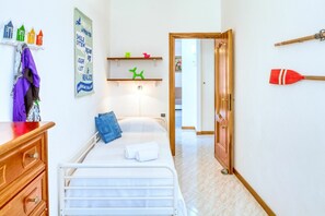 2 bedrooms, iron/ironing board, travel cot, free WiFi - Luigina - Apartment for 5 people, in the centre of Levanto (Levanto)