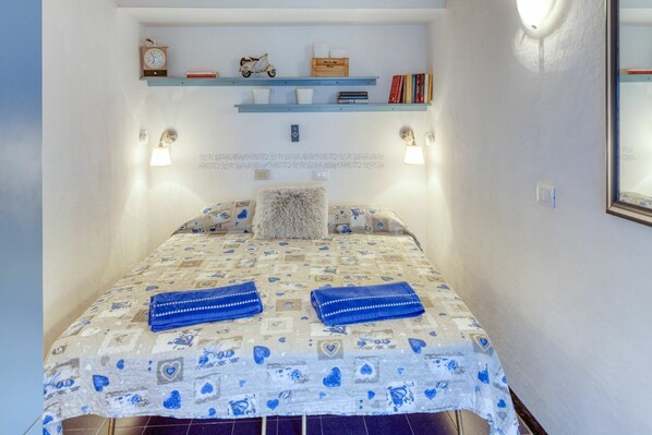 1 quarto, ferros/tábuas de passar roupa, berço de viagem