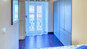1 bedroom, iron/ironing board, travel crib, WiFi (free) - Studio Ivana: apartment for 3, in the centre of Levanto, 200m from beach (Levanto)