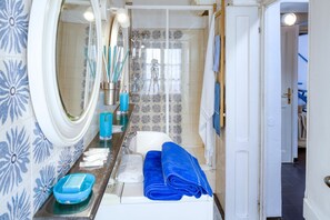 Shower, hair dryer, bidet, towels - Studio Ivana: apartment for 3, in the centre of Levanto, 200m from beach (Levanto)