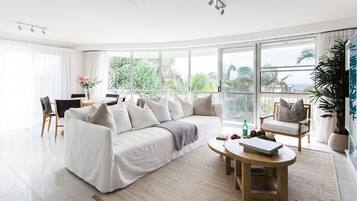 Fernseher, BĂŒcher, Stereoanlage