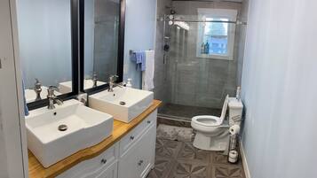 House, 5 Bedrooms, Patio | Bathroom | Shampoo