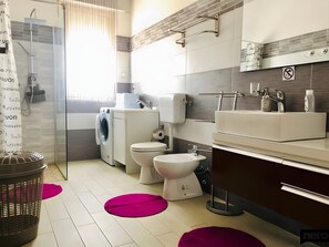 Casa, 2 habitaciones, con acceso para personas discapacitadas, para fumadores | Baño | Tina con regadera, secadora de cabello, batas, bidet 
