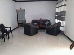 House, 2 Bedrooms, Accessible, Garden View | Living room