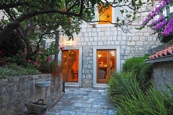 Property entrance - 4 Bedroom Villa In Old Cavtat (Konavle)