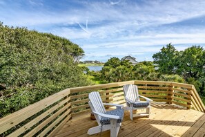 Terrace/patio - Large home with golf course view, open concept in living room with balcony (Bald Head Island)