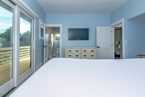 6 bedrooms, WiFi, bed sheets - Large home with golf course view, open concept in living room with balcony (Bald Head Island)