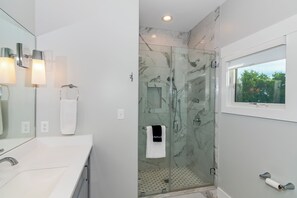 Combined shower/tub, towels