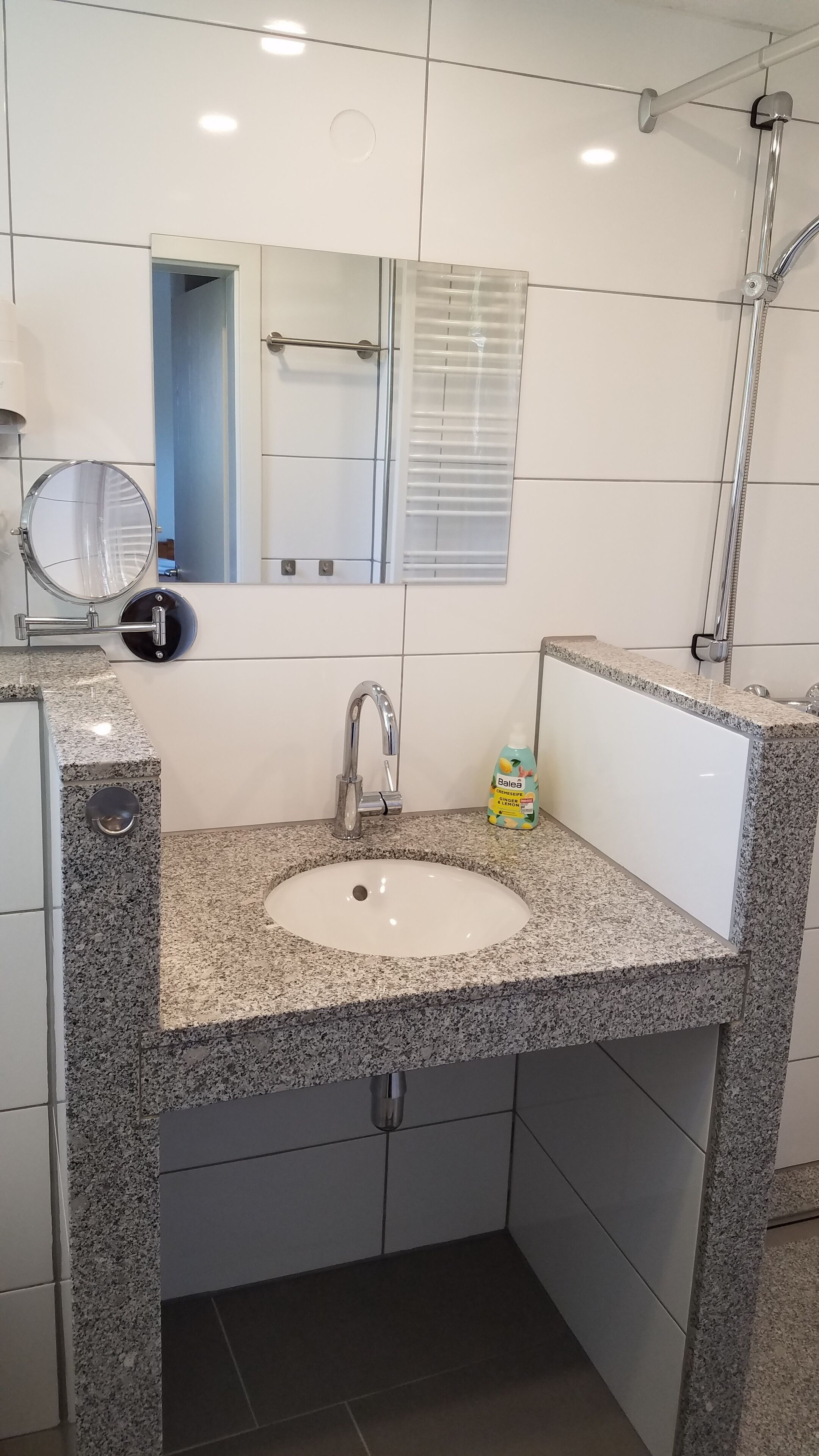 Douche, sèche-cheveux, serviettes fournies, savon
