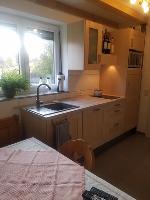 Een koelkast, een magnetron, een oven, een kookplaat