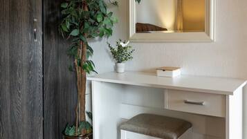 Apartemen (Comfort One Bedroom Apartment) | Ruang keluarga | TV layar datar