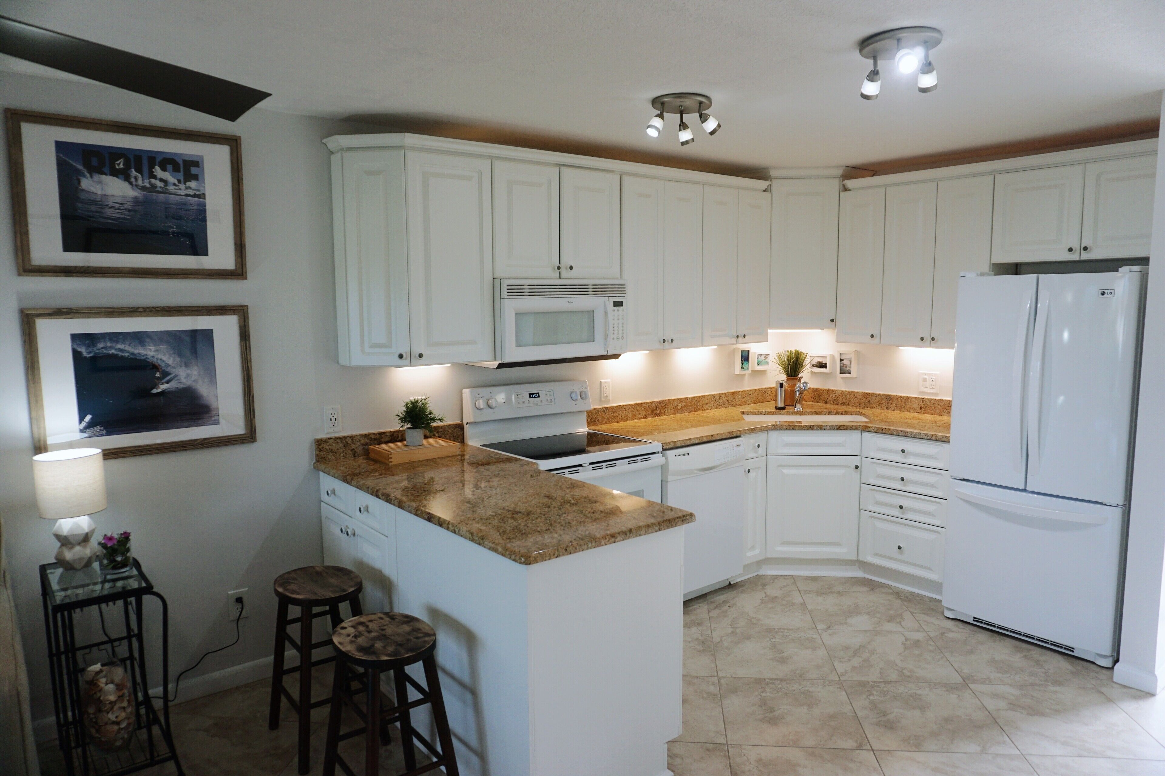 ثلاجة، ميكروويف، فرن، موقد طهي مسطح