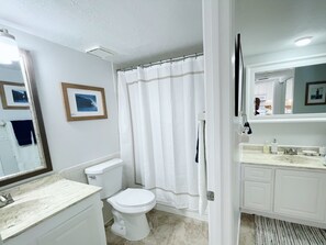 Duschwanne, Haartrockner, Handtücher