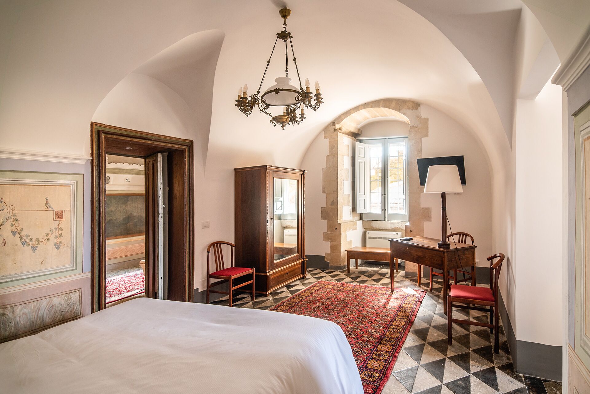 1 Schlafzimmer, Schreibtisch, schallisolierte Zimmer