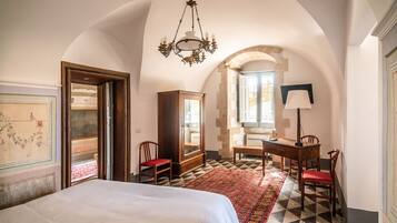 1 Schlafzimmer, Schreibtisch, schallisolierte Zimmer