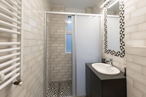 Suite estudio de diseñador | Baño | Amenidades de baño gratuitas, secadora de cabello, pantuflas, toallas 