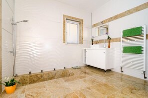 Villa (Four Bedroom Apartment - Balconies an) | Bathroom | Towels - Villa Avoca (Zupa dubrovacka)