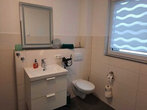 Shower, hair dryer, soap, toilet paper - Fewo 1 - Ferienwohnungen Erler (Zinnowitz)