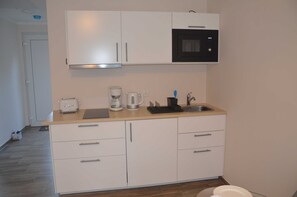 Køleskab, mikrobølgeovn, kaffe-/temaskine, elkedel