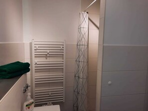 Haartrockner, Handtücher, Seife, Toilettenpapier