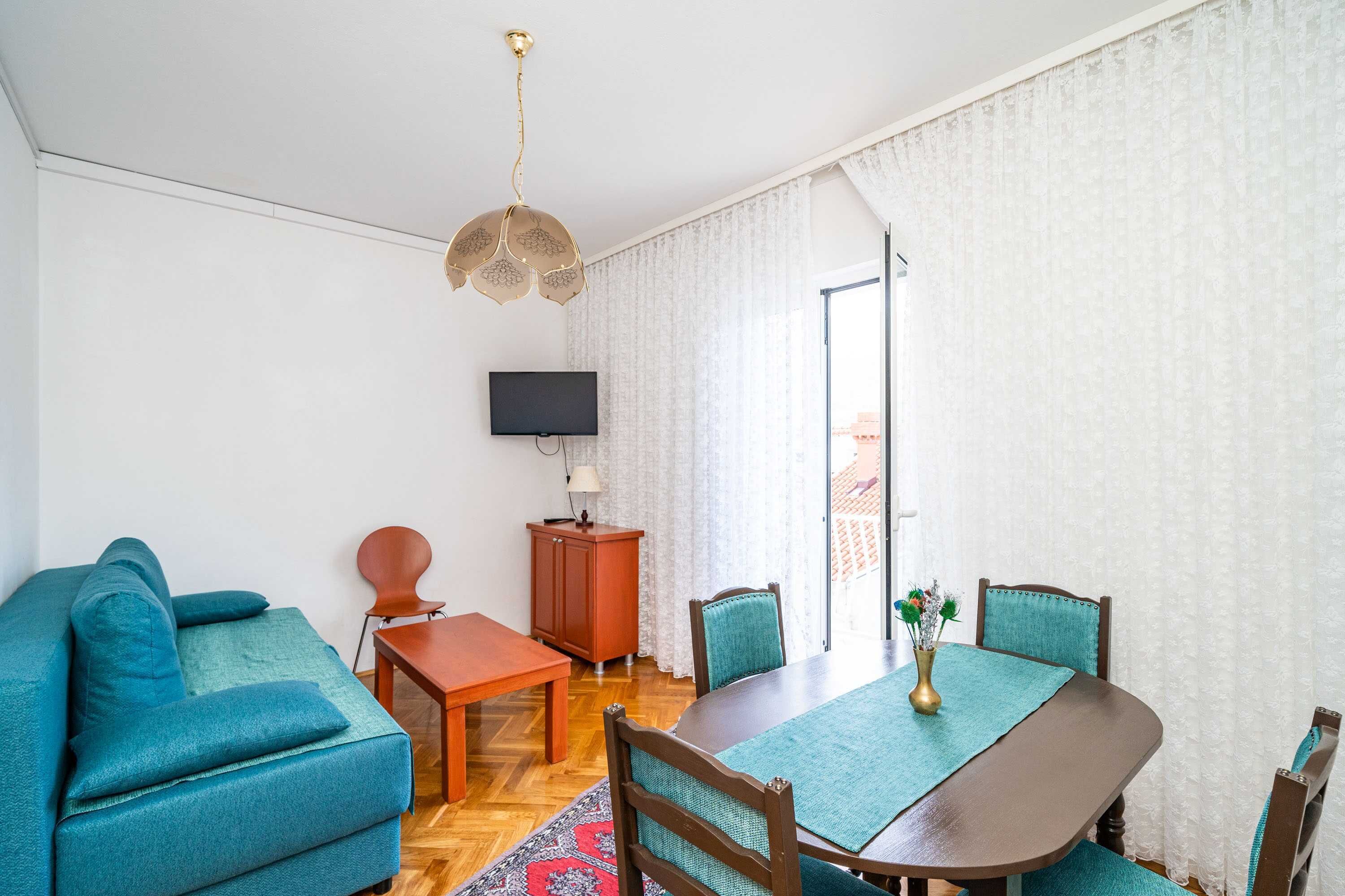 Huoneisto (Four Bedroom Apartment - Balcony and ) | Olohuone | Taulutelevisio