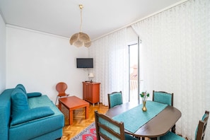 Appartement (Four Bedroom Apartment - Balcony and ) | Salle de séjour | Télévision à écran plat