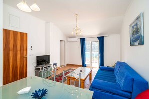 Studio (Studio Apartment with Balcony and Sea) | Salle de séjour