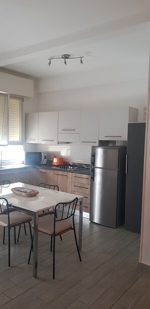 Fridge, microwave, oven, stovetop - Complete apartment adjacent to historic center (Modena)