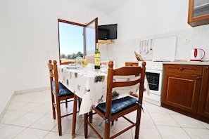 Apartment (Two Bedroom Apartment -Terrace and Se) | In-room dining - Apartment Classic Korčula  (Korcula)
