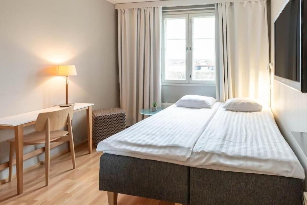 Allergitestet sengetøy, minibar, skrivebord og skrivebord for bærbar PC