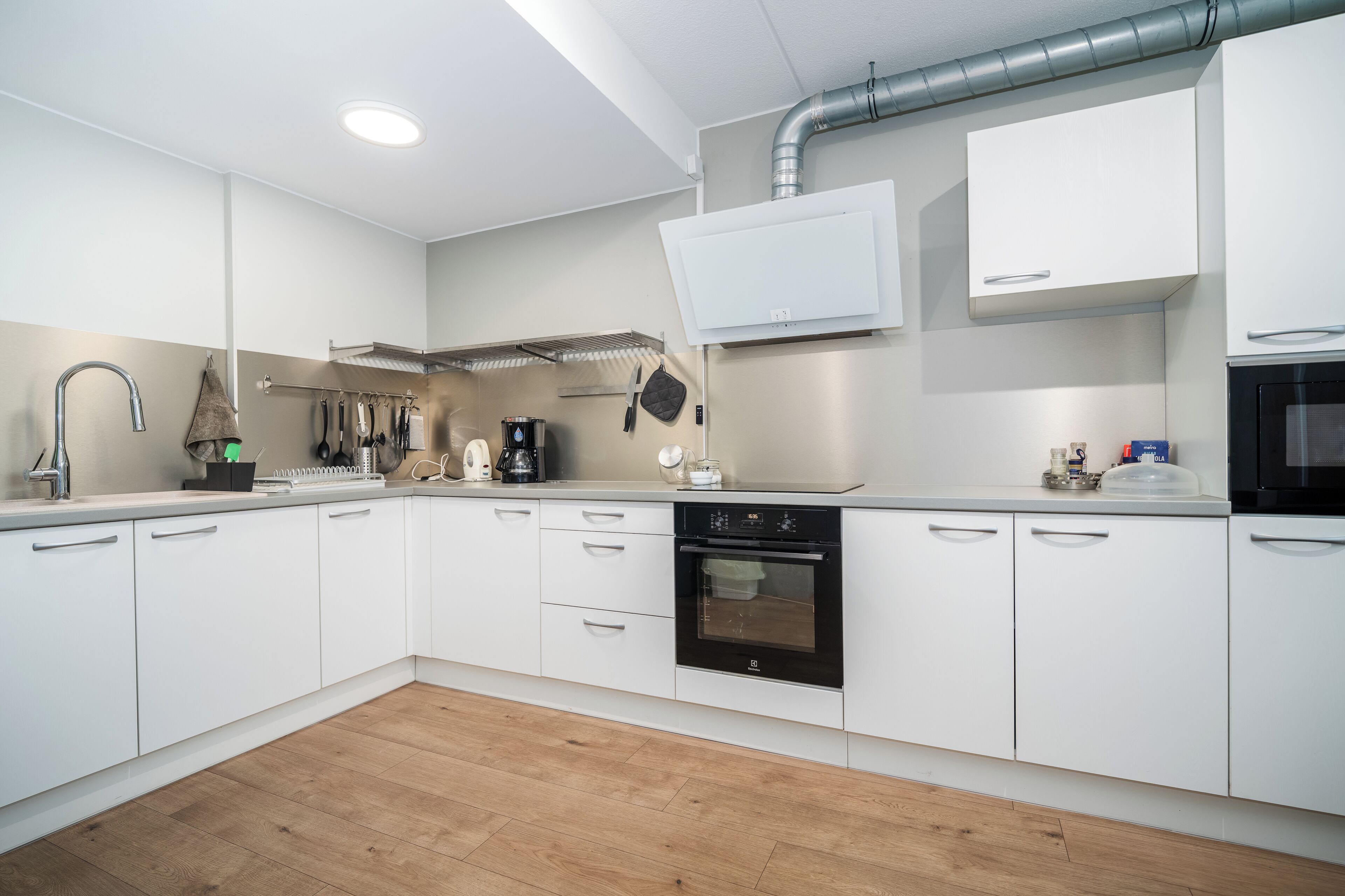 Micro-ondes dans les aires communes, bouilloire électrique