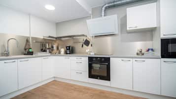 Micro-ondes dans les aires communes, bouilloire électrique