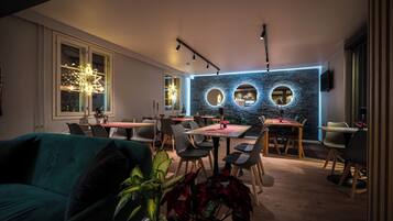 Un comedor moderno con una mesa central, sillas y un diseño de pared original.