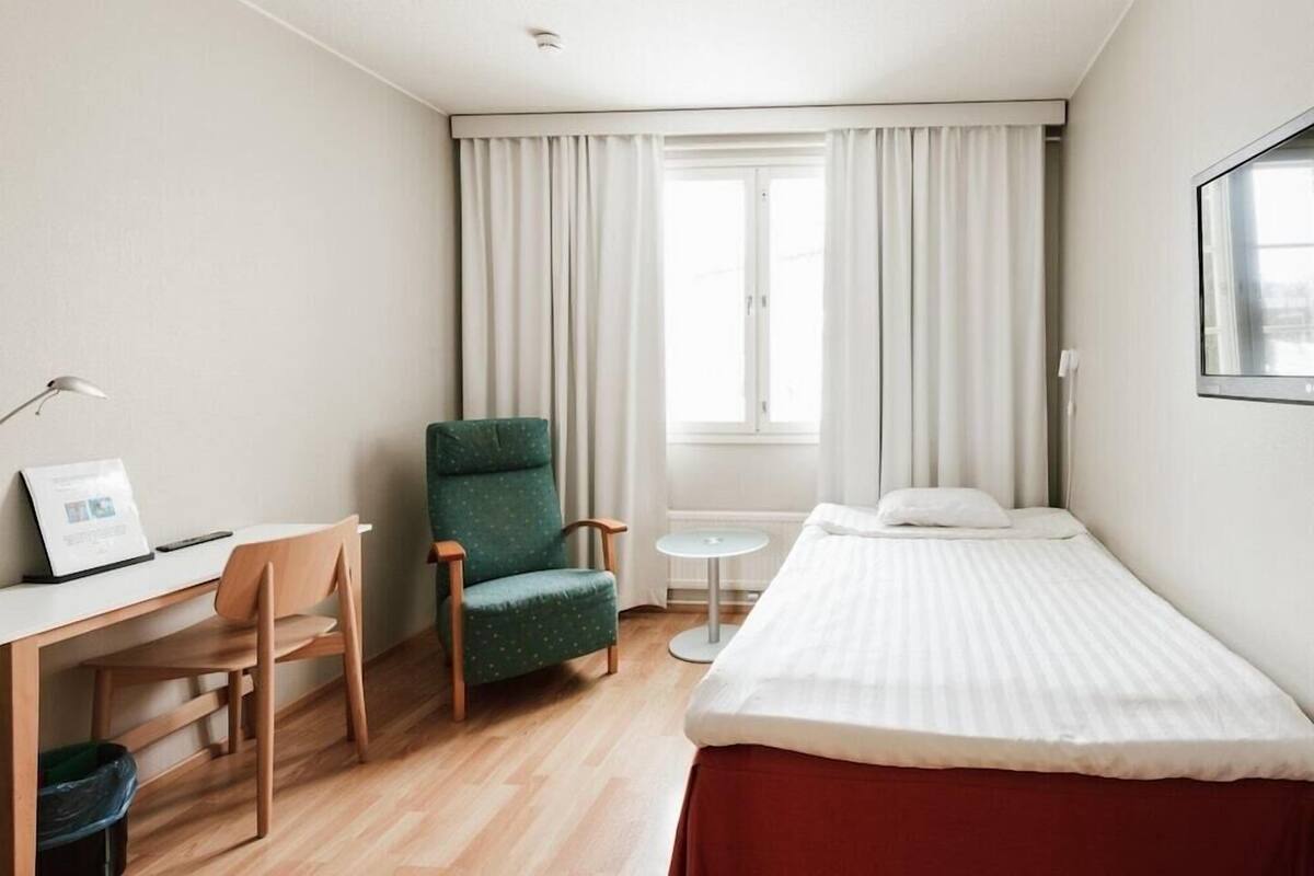 Hypo-allergenic bedding available, minibar, desk, laptop workspace