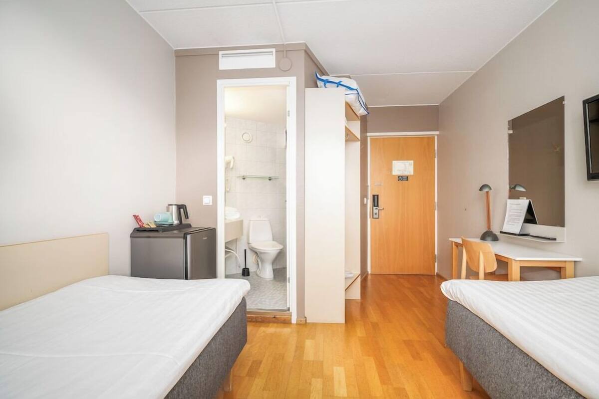 Hypo-allergenic bedding available, minibar, desk, laptop workspace