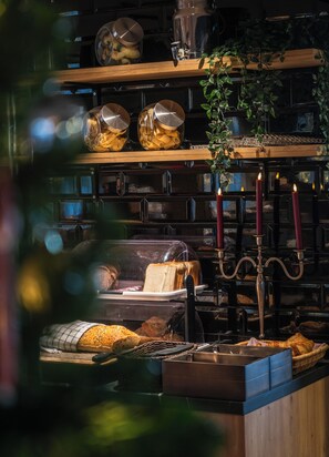 Petit déjeuner buffet (12 EUR par personne)