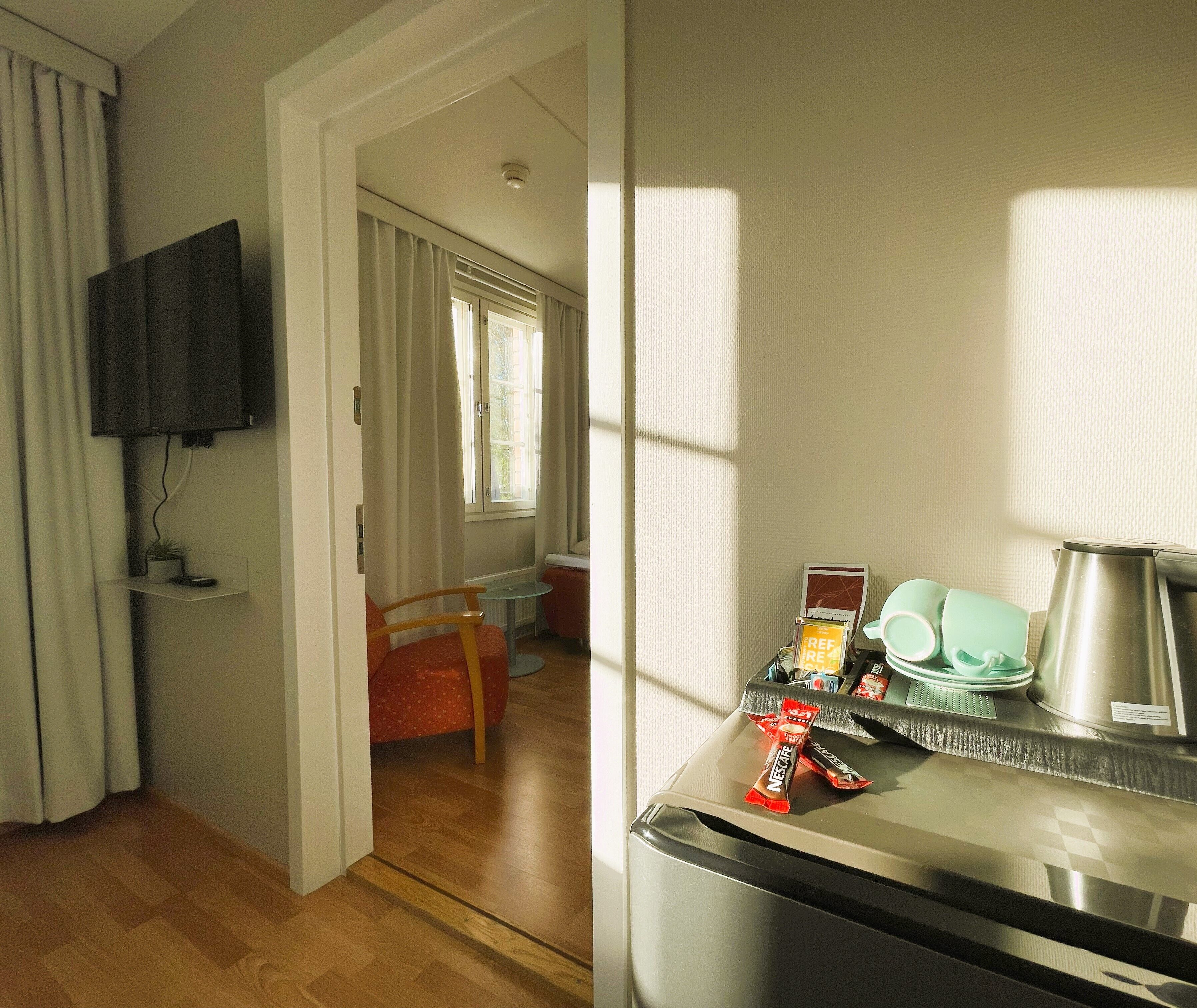 family room, 2 bedrooms, 2 bathrooms | 2 bedrooms, hypo-allergenic bedding, minibar, desk