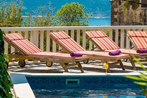 Villa (Three-Bedroom Villa with Swimming Poo) | Terrace/patio