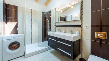 Villa (Three-Bedroom Villa with Swimming Poo) | Salle de bain