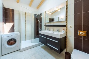 Biệt thự (Three-Bedroom Villa with Swimming Poo) | Phòng tắm | Buồng tắm vòi sen, khăn tắm 