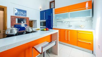 Villa (Three-Bedroom Villa with Swimming Poo) | Cucina privata | Frigorifero