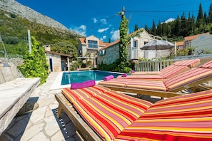 Huvila (Three-Bedroom Villa with Swimming Poo) | Terassi/patio
